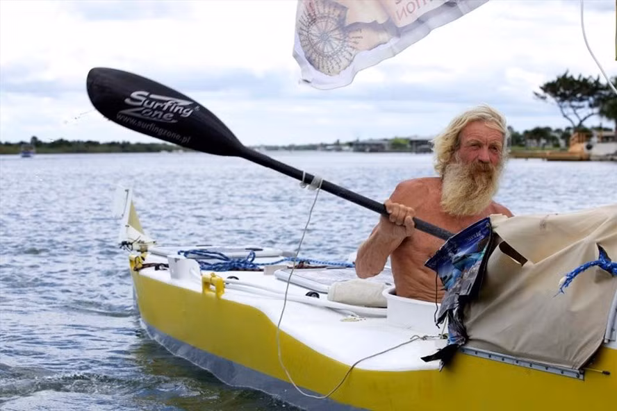 Doba trông như người rừng sau chuyến vượt Đại Tây Dương thứ 2. Hành trình này khiến ông tụt mất hơn 20kg.