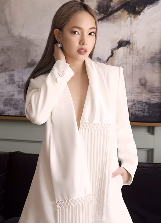  Bộ ảnh được thực hiện với sự hỗ trợ của nhiếp ảnh Danny Son Pham, stylist Cindy Nguyen, trang điểm và làm tóc Cu-tie.