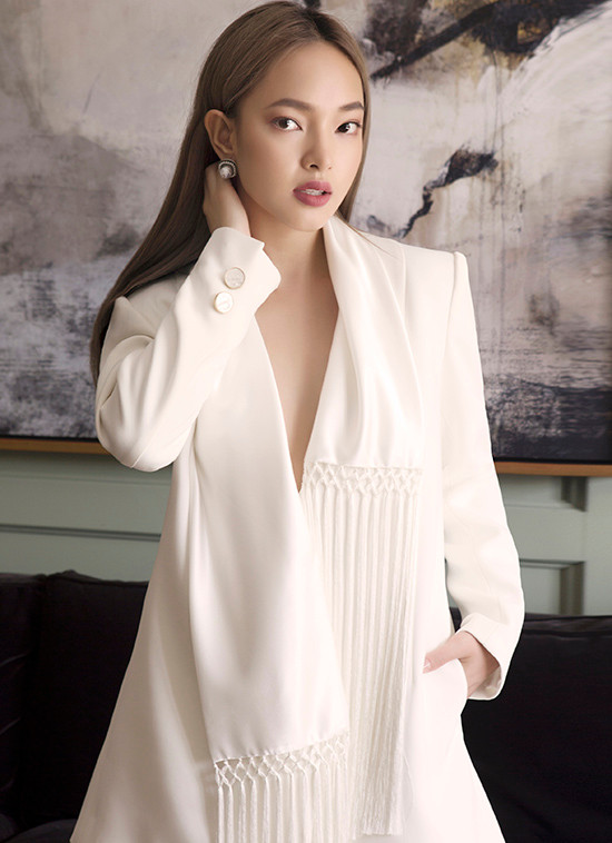  Bộ ảnh được thực hiện với sự hỗ trợ của nhiếp ảnh Danny Son Pham, stylist Cindy Nguyen, trang điểm và làm tóc Cu-tie.