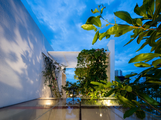 Sân thượng là nơi mỗi sáng sớm hay chiều muộn, gia chủ có thể thả tâm hồn trên những tán lộc vừng, mai rừng, giàn sử quân tử hay những bụi hồng leo. Sân thượng là nơi mỗi sáng sớm hay chiều muộn, gia chủ có thể thả tâm hồn trên những tán lộc vừng, mai rừng, giàn sử quân tử hay những bụi hồng leo.