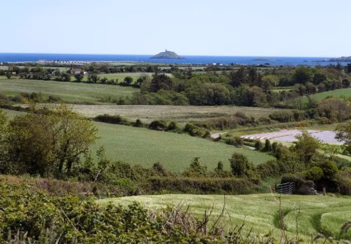 Ballycotton, Ireland: Làng chải ở vùng East Cork thu hút đông du khách yêu thích biển. Tới đây, bạn có thể ngắm các ngọn hải đăng cổ kính hay xem cá voi từ trên vách núi.