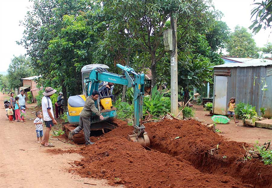 Người dân làng Wâu hiến đất, phá bỏ cây cối để mở rộng đường. Ảnh: Hồng Thi  Người dân làng Wâu hiến đất, phá bỏ cây cối để mở rộng đường. Ảnh: Hồng Thi