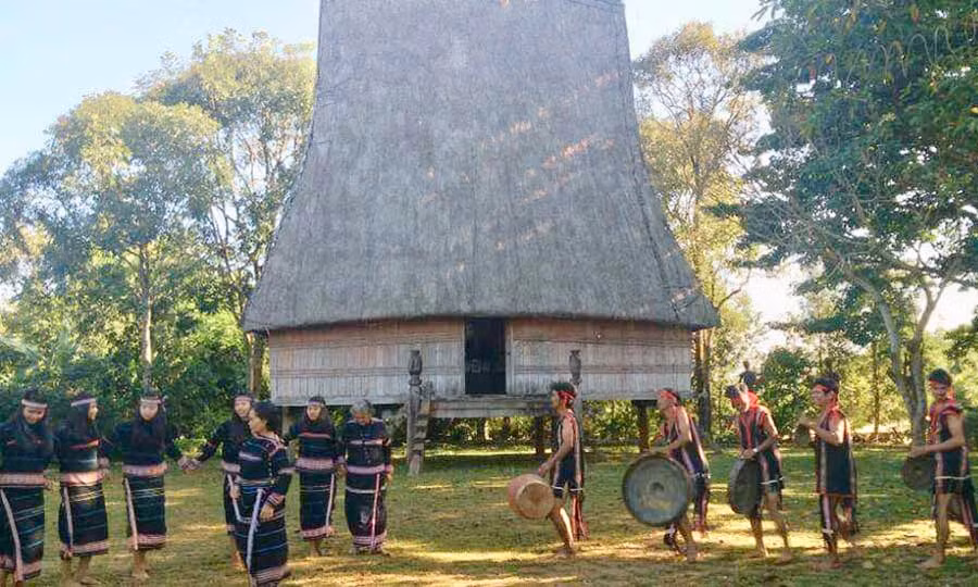 Đội cồng chiêng người lớn đang tập luyện cho đội cồng chiêng nhí tại sân nhà Rông làng Ốp. Ảnh: Trà My