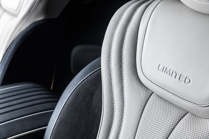 Nó cũng bao gồm tất cả các tùy chọn có sẵn trên QX80 như các mục trong gói ProASSIST, ProACTIVE, Theater và Sensory trên phiên bản tiêu chuẩn. Nó cũng bao gồm tất cả các tùy chọn có sẵn trên QX80 như các mục trong gói ProASSIST, ProACTIVE, Theater và Sensory trên phiên bản tiêu chuẩn.