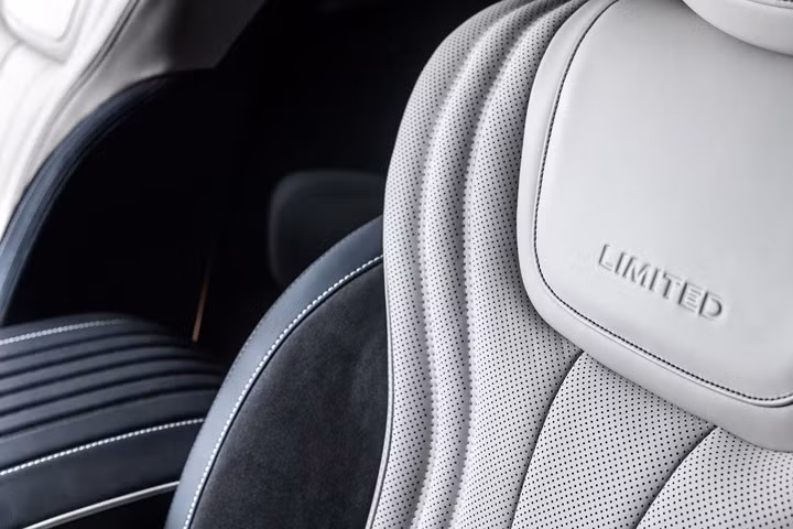  Nó cũng bao gồm tất cả các tùy chọn có sẵn trên QX80 như các mục trong gói ProASSIST, ProACTIVE, Theater và Sensory trên phiên bản tiêu chuẩn.