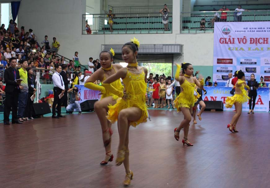 Những đĐiệu nhảy sôi động của các vận động viên. Ảnh: Phan Lài