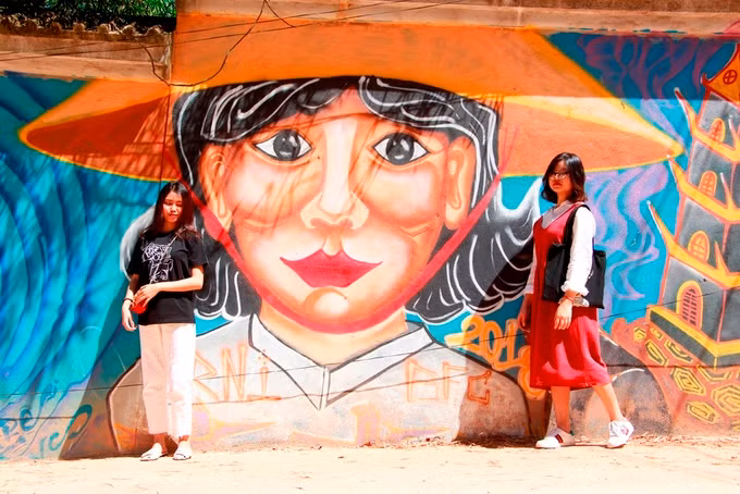  Theo người dân nơi đây, 7 tháng trước, một nhóm họa sĩ ở Huế và họa sĩ nước ngoài đã cùng nhau sáng tác trên những bức tường kéo dài một km.