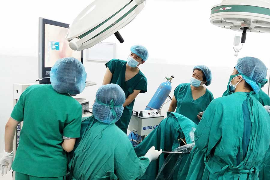 Theo quy định của Bộ Y tế, một ca phẫu thuật phải có bác sĩ GMHS. Ảnh: N.N Theo quy định của Bộ Y tế, một ca phẫu thuật phải có bác sĩ GMHS. Ảnh: N.N