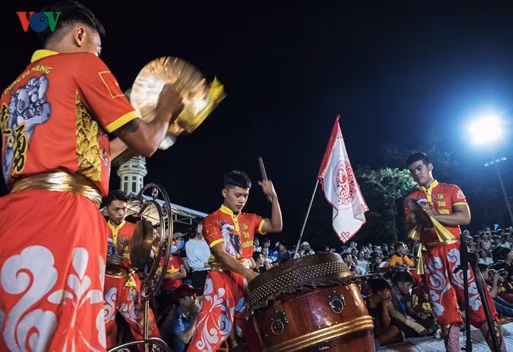  Sau các phần thi đầy hồi hộp gay cấn và cuốn hút khán giả cố đô kết quả cuối cùng của phần thi Mai Hoa Thung giải nhất đã thuộc về đội lân Bạch Ngọc Đường của TP Huế với điểm số cách biệt.