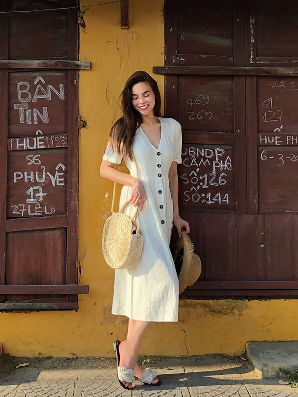 Khi tạm xa các kiểu giầy 'hầm hố', váy áo cắt xẻ sexy, Hồ Ngọc Hà tìm đến phong cách thanh lịch và nhẹ nhàng. Váy gài nút hot trend được người đẹp phối cùng dép quai vải, túi và mũ cói.