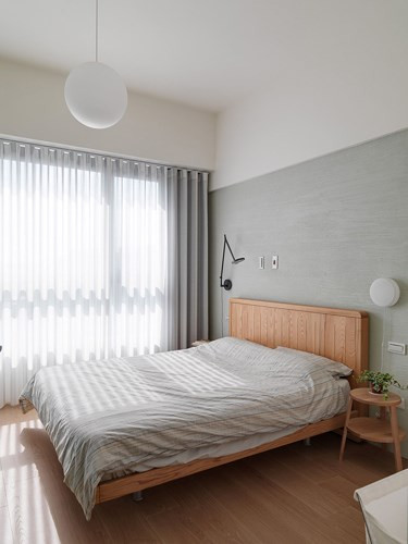 Giống như trong văn phòng, ánh sáng đóng một vai trò quan trọng trong phòng ngủ, ngoài ánh sáng tự nhiên còn có một chiếc đèn tường gắn ở đầu giường có thể điều chỉnh khoảng cách lúc chủ nhân đọc sách. Giống như trong văn phòng, ánh sáng đóng một vai trò quan trọng trong phòng ngủ, ngoài ánh sáng tự nhiên còn có một chiếc đèn tường gắn ở đầu giường có thể điều chỉnh khoảng cách lúc chủ nhân đọc sách.