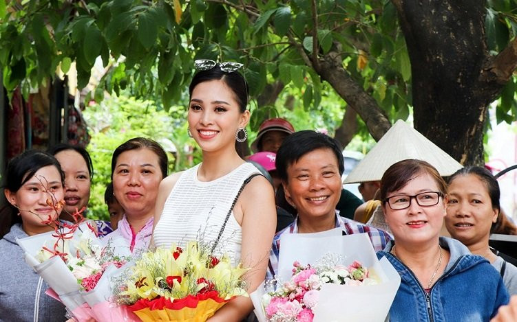  Tất cả hoạt động của Tiểu Vy tại Hội An dịp này đều được ghi hình để làm tư liệu khi cô dự thi Hoa hậu Thế giới vào tháng 12 năm nay.