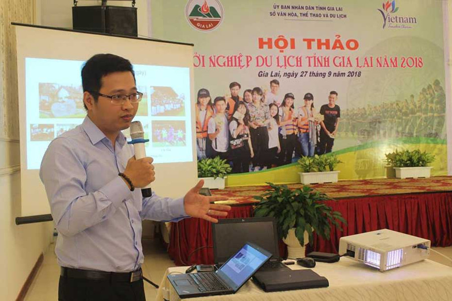 Tác giả ý tưởng "Ơ này Gia Lai" trình bày tại hội thảo. Ảnh: V.T.T  Tác giả ý tưởng Ơ này Gia Lai trình bày tại hội thảo.