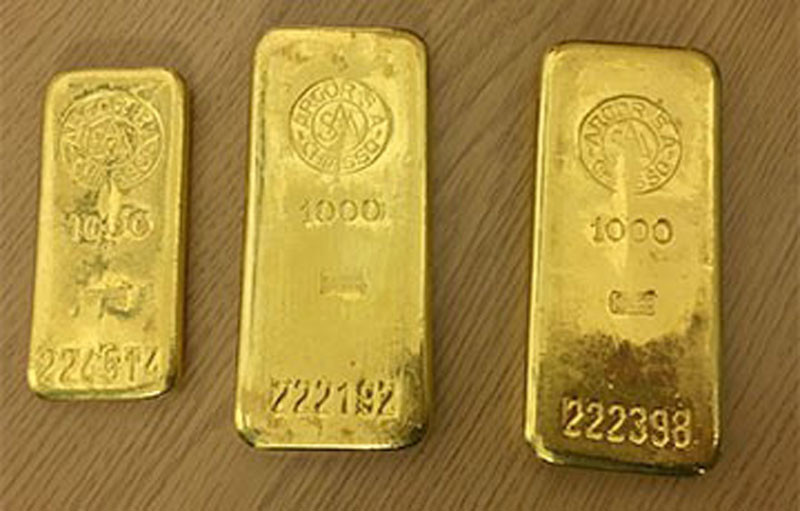 3 thanh vàng ròng được giấu kín trong chiếc tủ bếp cũ. (Nguồn: The Stopru) 3 thanh vàng ròng được giấu kín trong chiếc tủ bếp cũ. (Nguồn: The Stopru)