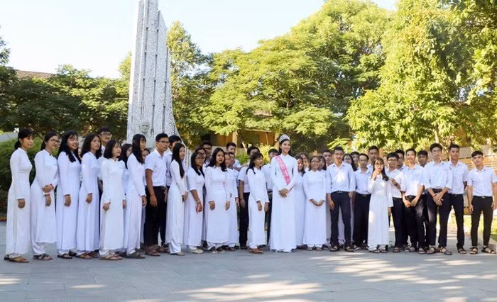  Bên cạnh mục đích về thăm trường cũ, Tiểu Vy cũng dành tặng 20 suất học bổng cho các học sinh có thành tích học tập xuất sắc của trường. Số tiền học bổng trao tặng được trích ra từ tiền thưởng lúc đăng quang của Tiểu Vy.