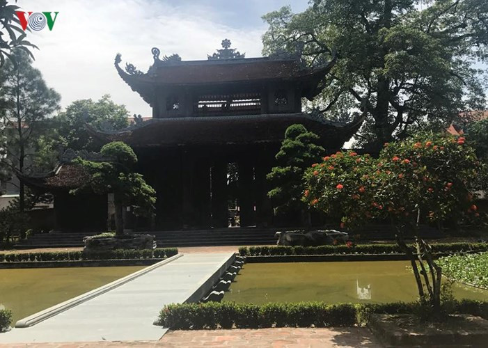  Chùa Nôm, ở làng Nôm, xã Đại Đồng, huyện Văn Lâm, Hưng Yên, nằm trong một quần thể di tích gồm cả đình Tam Giang thờ vị tướng thời Hai Bà Trưng. 