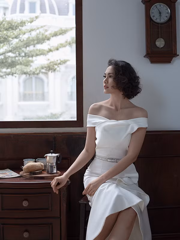  Váy đi tiệc mùa thu được khai thác khoảng hở một cách nhẹ nhàng để tôn nét gợi cảm cho người mặc.