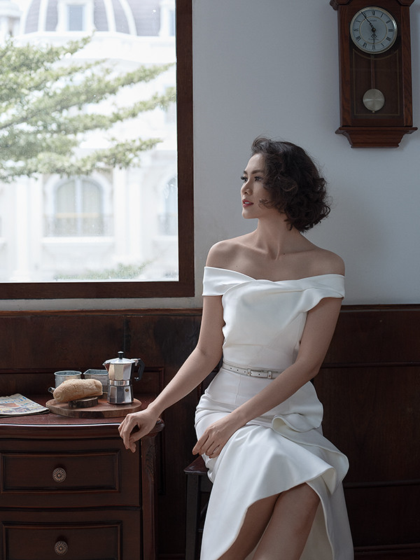 Váy đi tiệc mùa thu được khai thác khoảng hở một cách nhẹ nhàng để tôn nét gợi cảm cho người mặc. Váy đi tiệc mùa thu được khai thác khoảng hở một cách nhẹ nhàng để tôn nét gợi cảm cho người mặc.