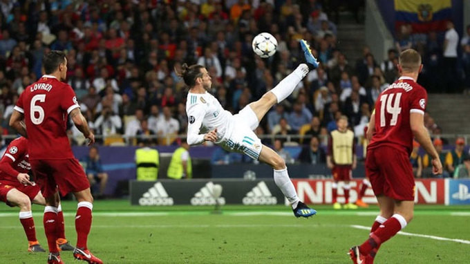  Cú vô-lê của Gareth Bale, trận chung kết Champions League giữa Real Madrid và Liverpool. Ngôi sao xứ Wales ghi bàn then chốt cho Real bằng một siêu phẩm bay người đá móc sau quả tạt của Marcelo.