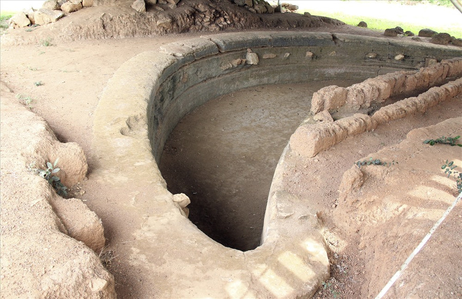 Đồng thời, có hai hồ bán nguyệt (thủy hồ) dài 17m, rộng 10m và sâu 1,6m. Đồng thời, có hai hồ bán nguyệt (thủy hồ) dài 17m, rộng 10m và sâu 1,6m.