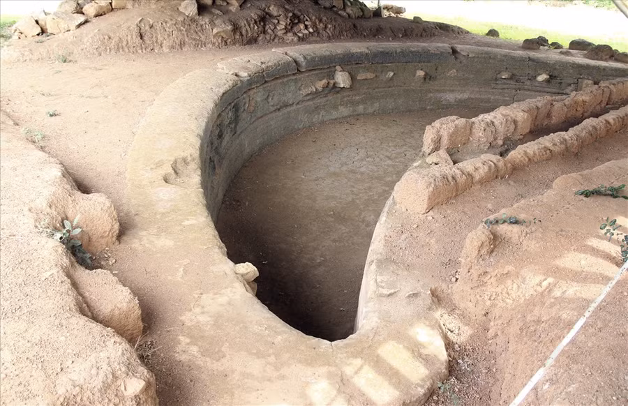 Đồng thời, có hai hồ bán nguyệt (thủy hồ) dài 17m, rộng 10m và sâu 1,6m.