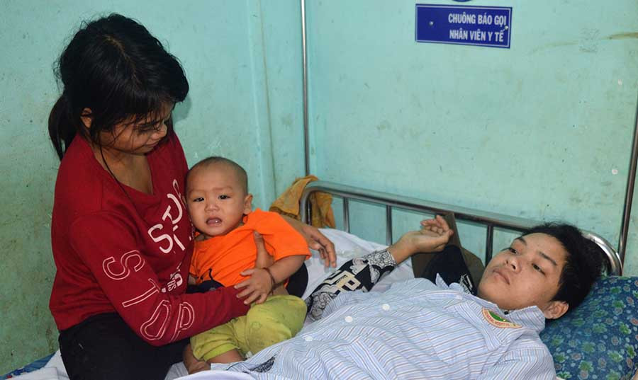  Rơ Lan Nêm và vợ con của mình. Ảnh: Đinh Yến