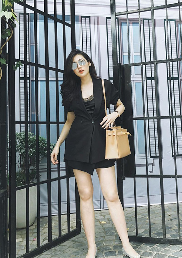 Suit ngắn cũng là một trong những mẫu trang phục được ưa chuộng ở mùa thu năm nay. Không cần chọn giầy cao gót nhưng Tú Anh vẫn khéo tôn chiều cao với cách mix short tiệp màu cùng blazer ngắn tay.