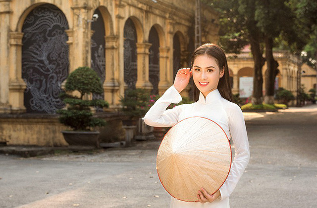 Phương Anh không chỉ xinh đẹp mà còn thành thạo nhiều môn nghệ thuật truyền thống như chơi đàn, vẽ tranh, cắm hoa... Phương Anh không chỉ xinh đẹp mà còn thành thạo nhiều môn nghệ thuật truyền thống như chơi đàn, vẽ tranh, cắm hoa...