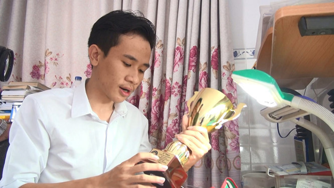  Khải bên chiếc cúp đặc biệt tại kỳ thi Toán học không biên giới năm 2018
