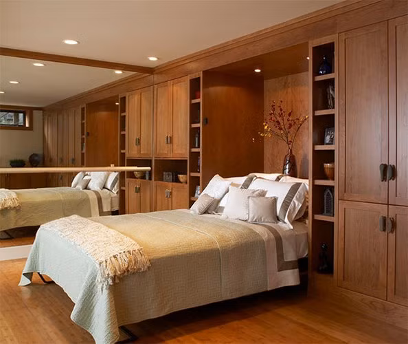 Ngoài gỗ, tường bằng kính khiến phòng ngủ như được nhân đôi diện tích.