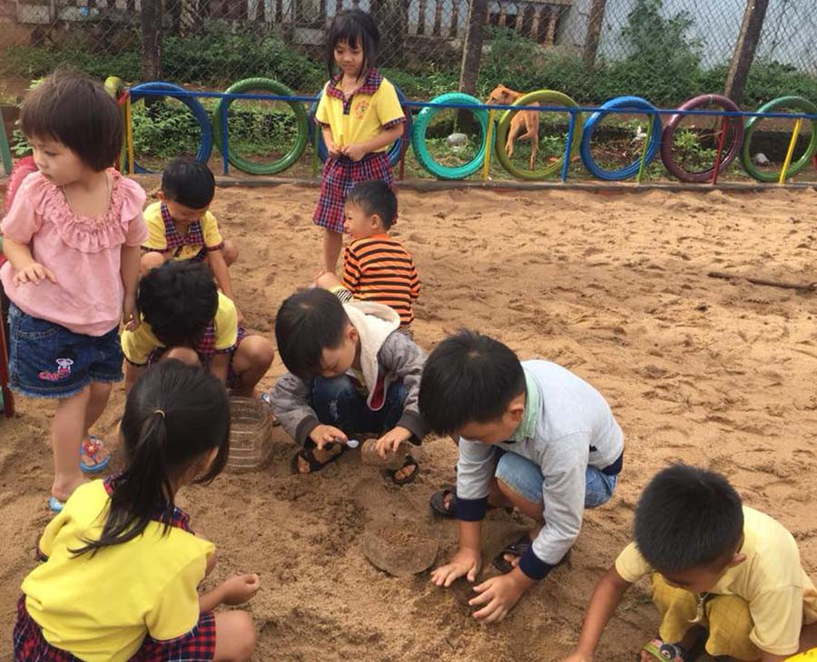 Các em thiếu nhi đang vui chơi trên sân cát. Ảnh: Huy Hoàng