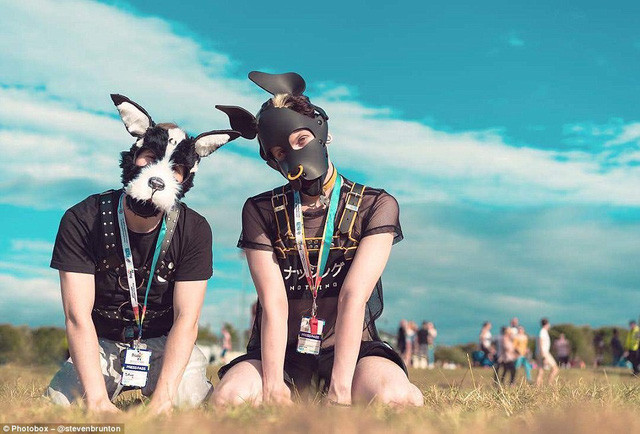  Một cặp đôi chụp hình tại lễ hội Northern Pride ở Newcastle, Anh