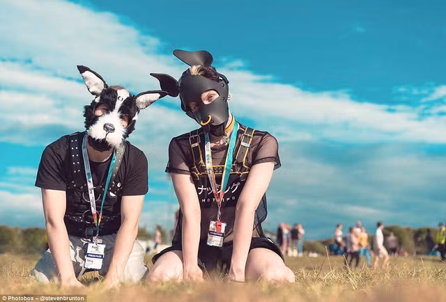  Một cặp đôi chụp hình tại lễ hội Northern Pride ở Newcastle, Anh