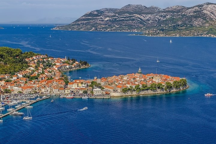 Đảo Korcula là nơi sinh ra của thương gia kiêm nhà thám hiểm nổi tiếng Marco Polo. Nơi đây có rừng rậm xanh, vườn oliu, bãi cát trắng và những ngôi làng quyến rũ.