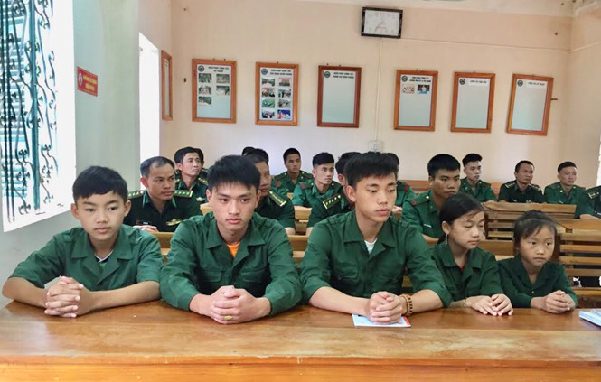 5 đứa con nuôi của ông Phạm Thái Hòa trong buổi tặng đồ dùng học tập, sinh hoạt của ĐBP Mường Lạn, trước khi bước vào năm học mới 2018 ẢNH: LÒ THOẠI