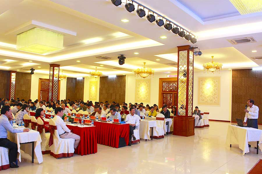 Đại biểu nghe báo cáo viên truyền đạt chuyên đề giám sát thực hiện chương trình mục tiêu quốc gia về xây dựng nông thôn mới. Ảnh: Hồng Thi  Đại biểu nghe báo cáo viên truyền đạt chuyên đề giám sát thực hiện chương trình mục tiêu quốc gia về xây dựng nông thôn mới. Ảnh: h.t