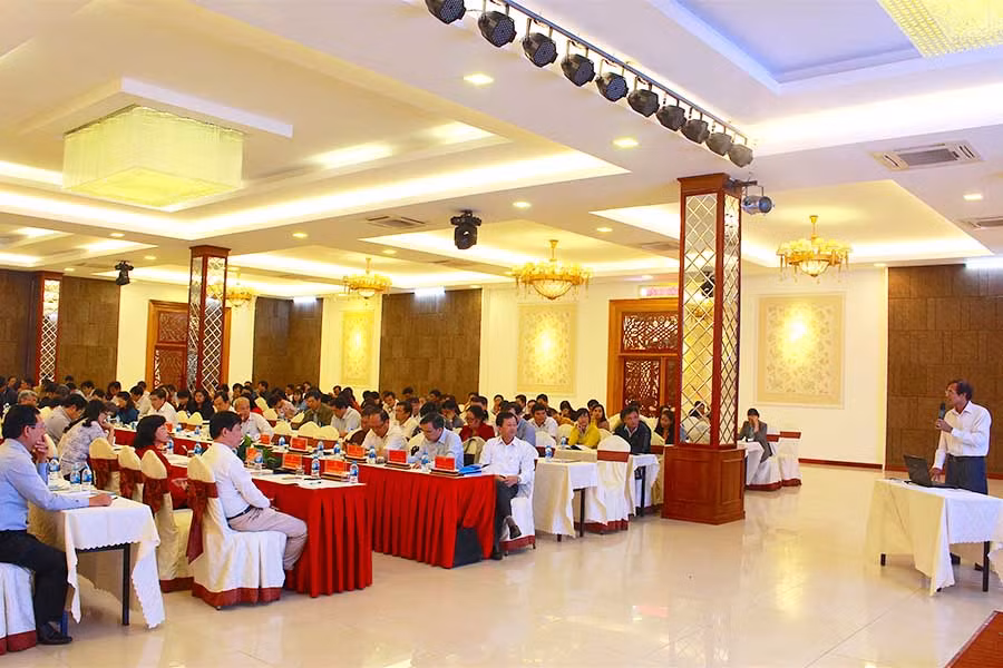 Đại biểu nghe báo cáo viên truyền đạt chuyên đề giám sát thực hiện chương trình mục tiêu quốc gia về xây dựng nông thôn mới. Ảnh: Hồng Thi Đại biểu nghe báo cáo viên truyền đạt chuyên đề giám sát thực hiện chương trình mục tiêu quốc gia về xây dựng nông thôn mới. Ảnh: h.t