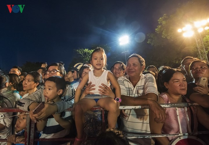 Hàng nghìn người dân Huế đã đến theo dõi và cổ vũ cho các đội lân.