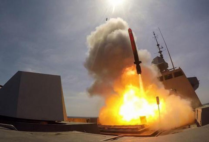 Chiến hạm FS Auvergne phóng tên lửa MdCN.  Chiến hạm FS Auvergne phóng tên lửa MdCN.