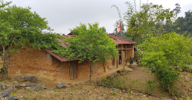 Lớp học nằm đơn độc trên một quả đồi cao, cách xa khu dân cư.