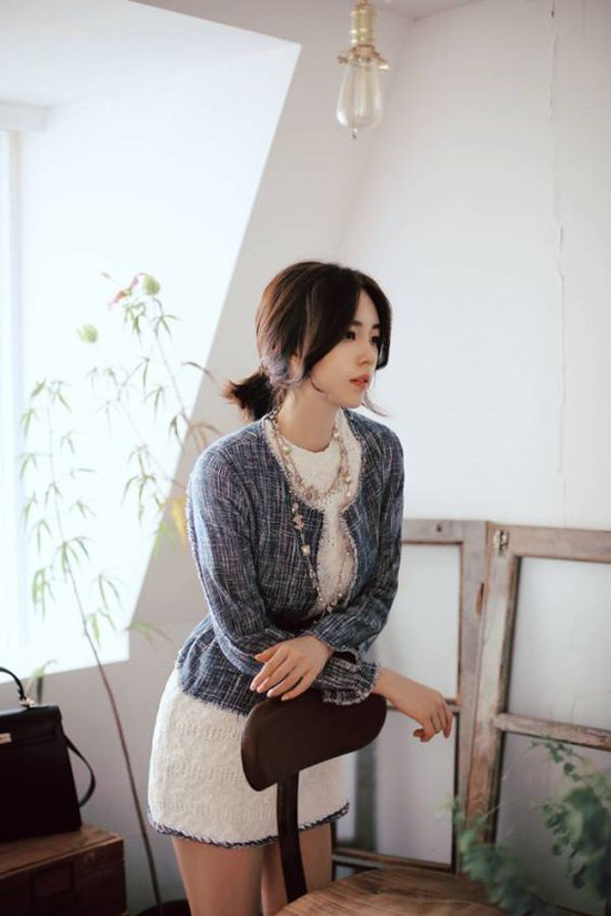 Ngoài áo blazer – món trang phục luôn được ưa chuộng trong mùa thu, phái đẹp còn có thể chọn thêm các mẫu áo khoác dệt kim, áo choàng mỏng, áo cardigan dáng dài để phối đồ.