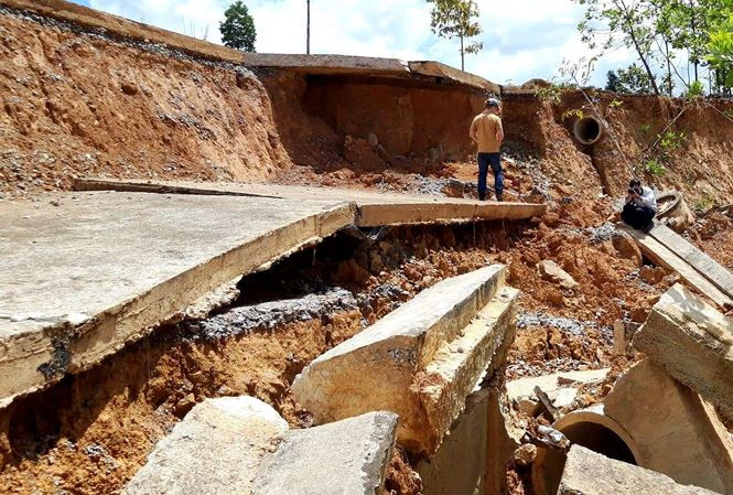  Những con đường tại Khu kinh tế Cửu khẩu Bờ Y bị hư hỏng nặng