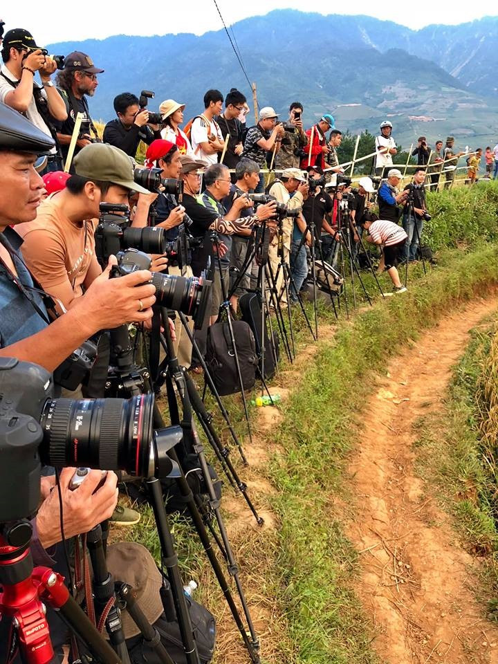  Những tay săn ảnh hẹ nhau lên Tây Bắc mùa lúa chín 9.2018. Ảnh Hải Nguyên