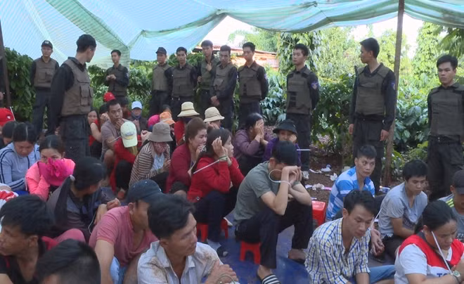 Hàng trăm con bạc bị bắt giữ tại hiện trường