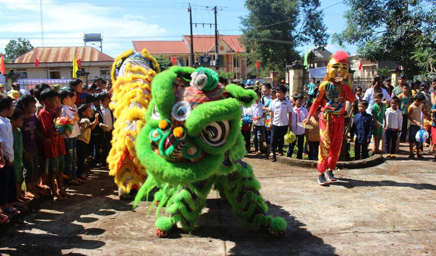 Các em nhỏ được xem biểu diễn múa lân. Ảnh: Phan Lài