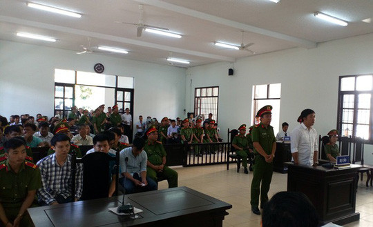 Các bị cáo lần lượt bị HĐXX thẩm vấn