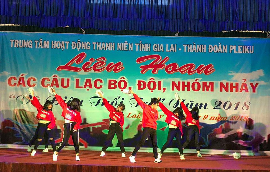  Phần thi của đơn vị Trường THPT chuyên Hùng Vương. Ảnh: Phan Lài