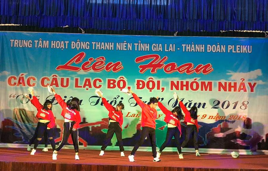  Phần thi của đơn vị Trường THPT chuyên Hùng Vương. Ảnh: Phan Lài