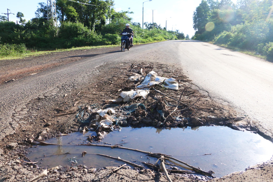 Một hố sâu xuất hiện ngay giữa đường. Ảnh: Q.T
