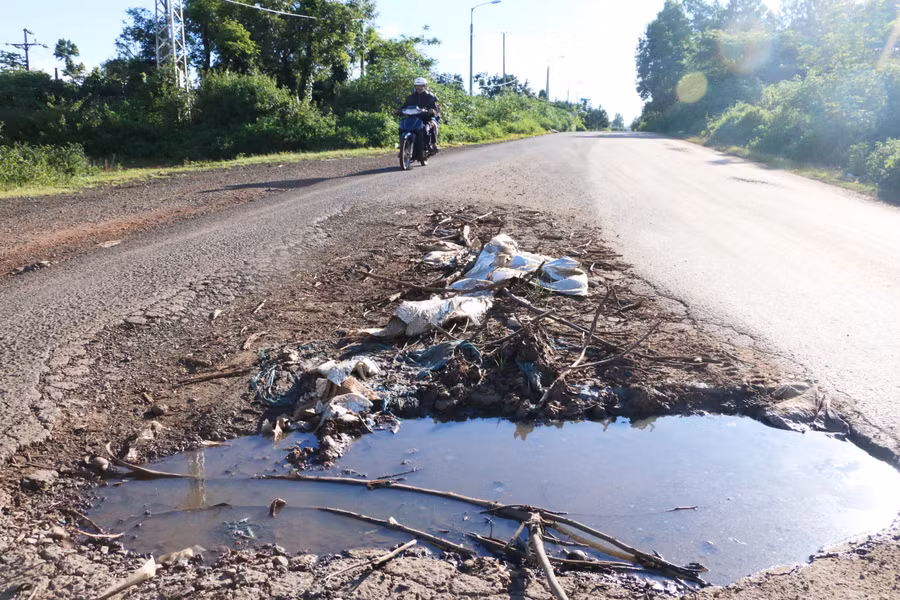 Một hố sâu xuất hiện ngay giữa đường. Ảnh: Q.T